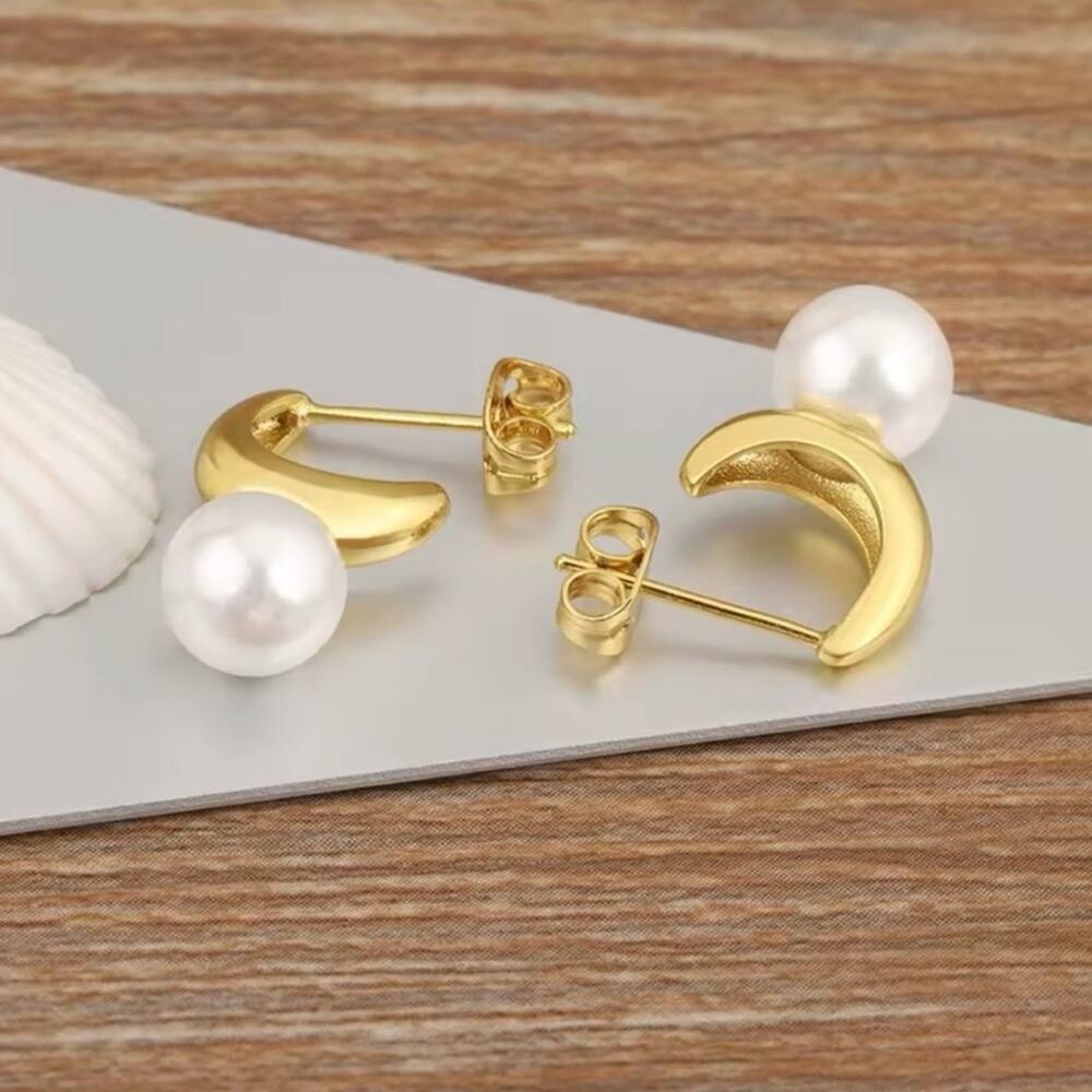 18K Gold Plated Pearl Crest Stud Earrings - Picture 6 of 7